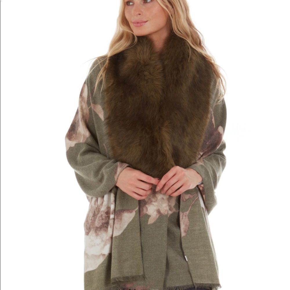 Laundry Shelli Segal wrap with faux fur   O/S NWT